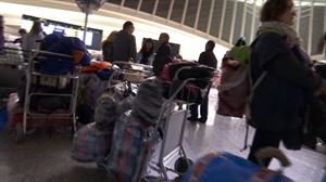 Vídeo: Cooperantes vascos viajan a los campamentos saharauis de Tinduf 2019 | Sociedad | EiTB