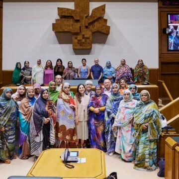 La presidenta del Parlamento Vasco recibe a una delegación de mujeres saharauis con responsabilidades políticas y sociales – Eusko Legebiltzarra