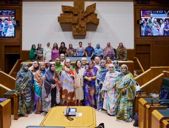 La presidenta del Parlamento Vasco recibe a una delegación de mujeres saharauis con responsabilidades políticas y sociales – Eusko Legebiltzarra