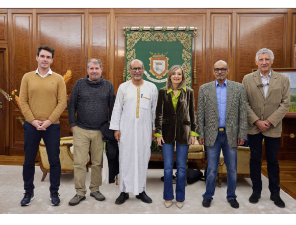 La alcaldesa de Pamplona recibe al presidente de la Media Luna Roja Saharaui, que acude a la Casa Consistorial a agradecer casi tres décadas de apoyo | Ayuntamiento de Pamplona