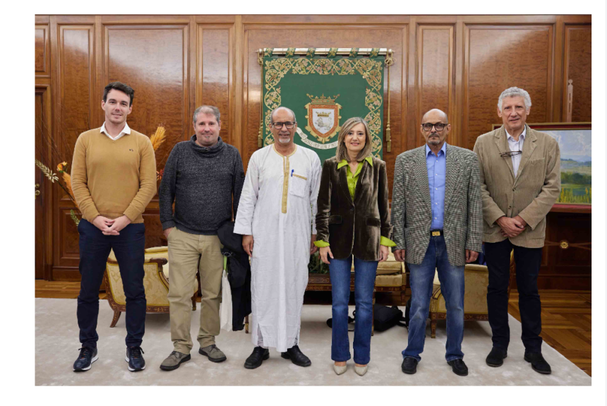 La alcaldesa de Pamplona recibe al presidente de la Media Luna Roja Saharaui, que acude a la Casa Consistorial a agradecer casi tres décadas de apoyo | Ayuntamiento de Pamplona