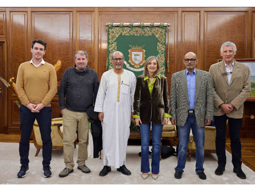 La alcaldesa de Pamplona recibe al presidente de la Media Luna Roja Saharaui, que acude a la Casa Consistorial a agradecer casi tres décadas de apoyo | Ayuntamiento de Pamplona