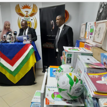 La embajada de Sudáfrica en Argel hace una donación de material escolar a la escuela “Víctimas de Soweto”, en la wilaya de Auserd, campamentos de refugiados saharauis | Sahara Press Service