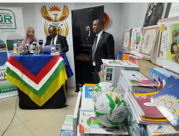La embajada de Sudáfrica en Argel hace una donación de material escolar a la escuela “Víctimas de Soweto”, en la wilaya de Auserd, campamentos de refugiados saharauis | Sahara Press Service