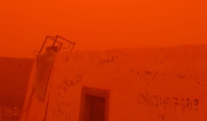 Tormenta de arena roja envuelve a los campamentos de refugiados saharauis