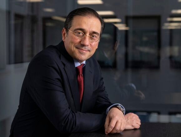 Entrevista con el ministro de Asuntos Exteriores, José Manuel Albares: España siempre es tibia cuando se pronuncia sobre el Sáhara Occidental. El conflicto se ha agravado y nuestro país sigue siendo potencia administradora del territorio. ¿Cómo puede España ayudar a resolver el conflicto bajo este estatus? | Público