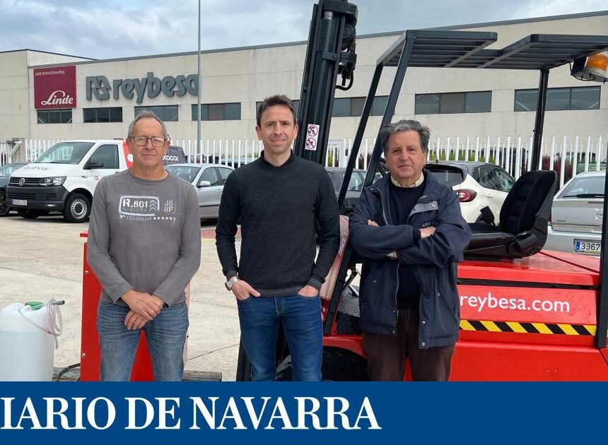 Reybesa dona una carretilla elevadora a la Ong ATTSF para apoyar en el mantenimiento de flotas en el desierto del Sáhara