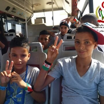 (FOTOS). El programa ‘Vacaciones en Paz’ comienza con una emotiva despedida desde el campamento de Smara – El confidencial saharaui