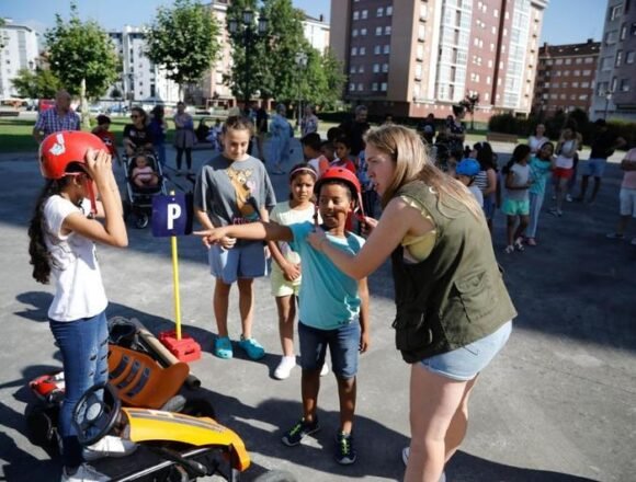 El disfrute de enseñar jugando para los niños refugiados de los campos de Tinduf | El Comercio: Diario de Asturias