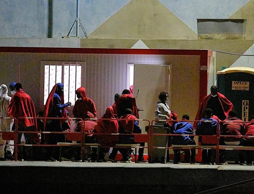 Tras #LaTraiciónDeSánchez, España estudia la petición de Marruecos de deportar unos 23.000 inmigrantes ilegales marroquíes al aeropuerto de El Aaiún (Sahara Occidental ocupado)