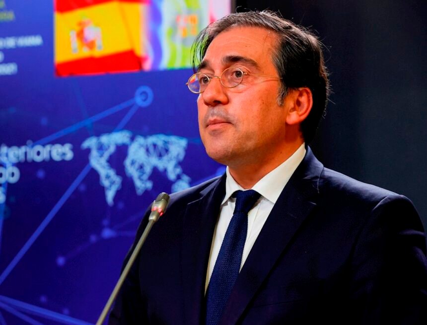 José Manuel Albares o la genuflexión más larga de la historia, por Sato Díaz @JDSato – Dominio público