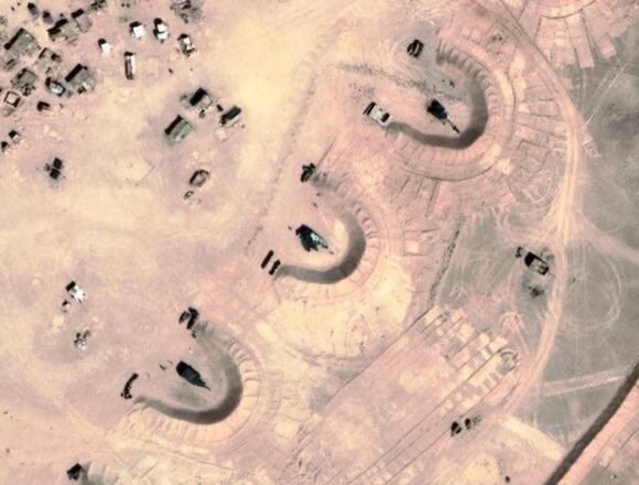 A1 GUERRA DEL SAHARA | El Ejército saharaui ataca simultáneamente puestos de mando marroquíes en el norte y sur del Sáhara Occidental mientras Marruecos reorganiza sus soldados en el muro militar