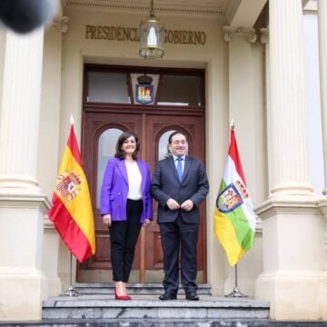 Albares sigue con su «diplomacia inane» y responde que él no era ministro cuando se decidió el ingreso de Gali en el hospital San Pedro de Logroño