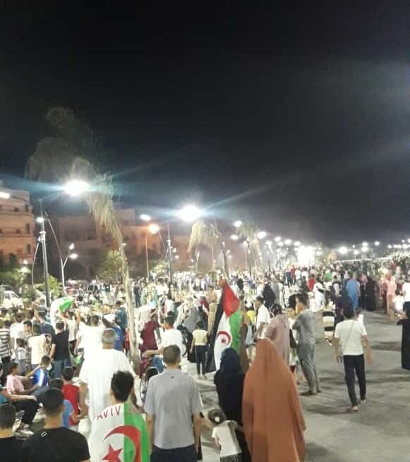 D_edbRnX4AUA0mh El pueblo saharaui se lanza a las calles de las ciudades ocupadas del Sáhara Occidental ?? para celebrar la victoria de Argelia ?? y la clasificación a la final de la ? #africacup