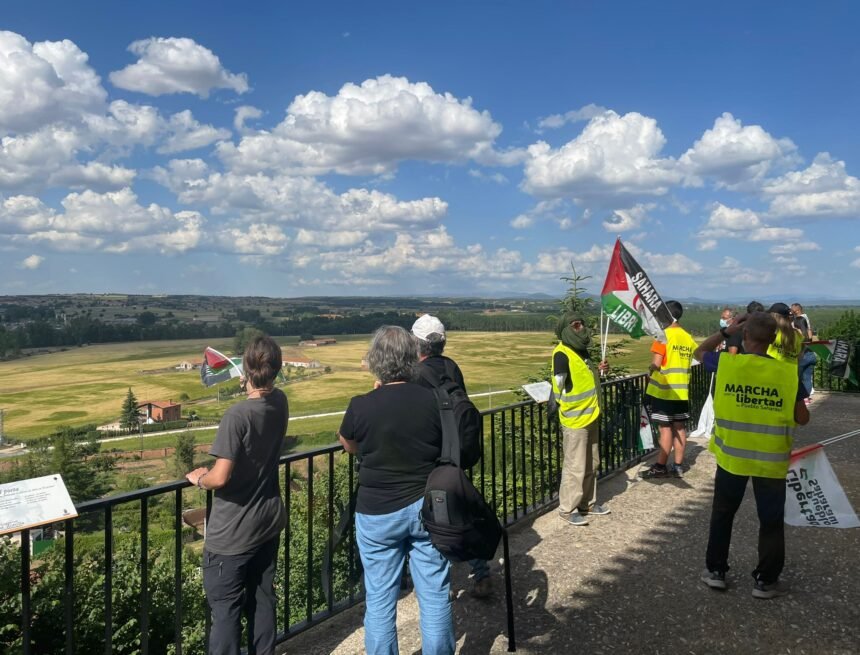 La #MarchaSaharaui por la libertad recorre España a pie para llegar a Madrid el día 18