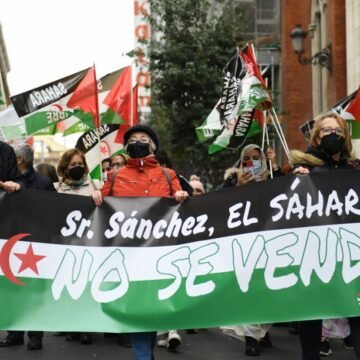 EuropaPress_4343094_varias_personas_banderas_saharauis_pancarta_reza_sr_sanchez_sahara_no_vende-1 Sahara: ¿Cuál es el precio de un millón de almas? – Otras miradas, por Ricardo Gómez
