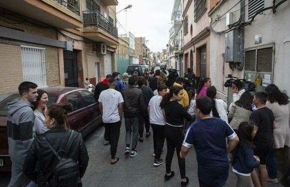 Expectacion-vecinos-universitario-detenido-Marruecos_1346876319_98467477_667x375 ¿Por qué la policía española quiso que el yihadista fuera detenido en Marruecos? – diariodesevilla