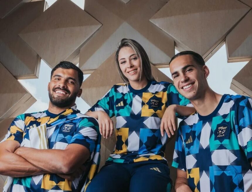 FdW0wVtWYAALZv7 Nueva crisis entre Argelia y Marruecos: Rabat quiere apropiarse del patrimonio cultural magrebí y pide la retirada de la nueva camiseta de la selección argelina de fútbol, inspirada en los azulejos del palacio argelino de El Mechouar