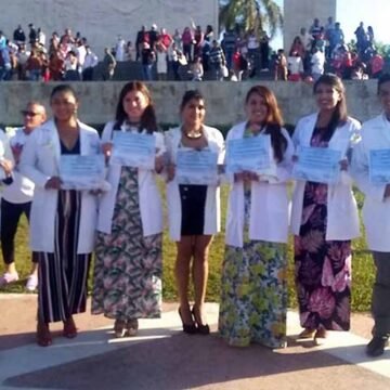 Sobresale estudiante saharaui en masiva graduación de médicos