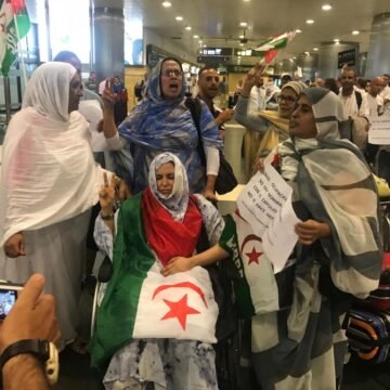 Sultana Jaya, llega a Las Palmas de Gran Canaria para recuperarse de las heridas sufridas a manos de la policía ocupante marroquí – varios