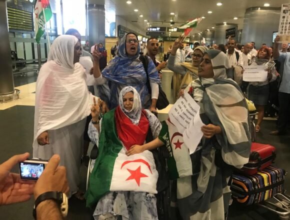 Sultana Jaya, llega a Las Palmas de Gran Canaria para recuperarse de las heridas sufridas a manos de la policía ocupante marroquí – varios