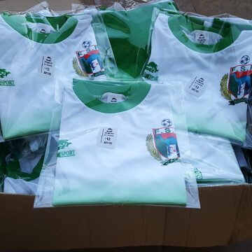 Asom Sáhara Puçol envía a los campamentos camisetas de la Selección Saharaui de Fútbol a sus niños de vacaciones en paz. — El Confidencial Saharaui