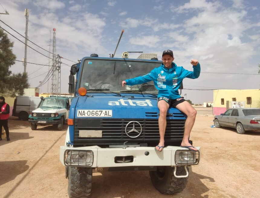 Joseba Alzueta, protagonista de la campaña #SahrawiLivesMatter junto a ATTSF Navarra, se hace con la Sahara Marathon 