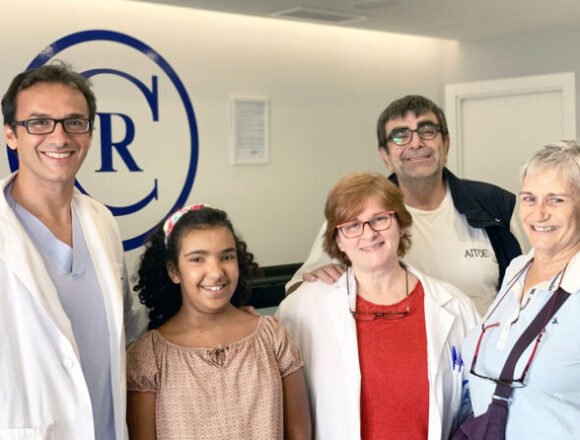 Un milagro llamado Zeinab. La colaboración de la Fundación Julián Vilás Ferrer permite salvar la vida de una niña saharaui aquejada de un grave quiste cerebral. – Grupo Policlínica