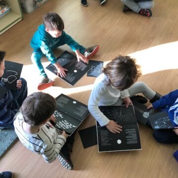 Bubisher EL NIÑO DE LUZ DE PLATA SE BAÑA EN EL EO