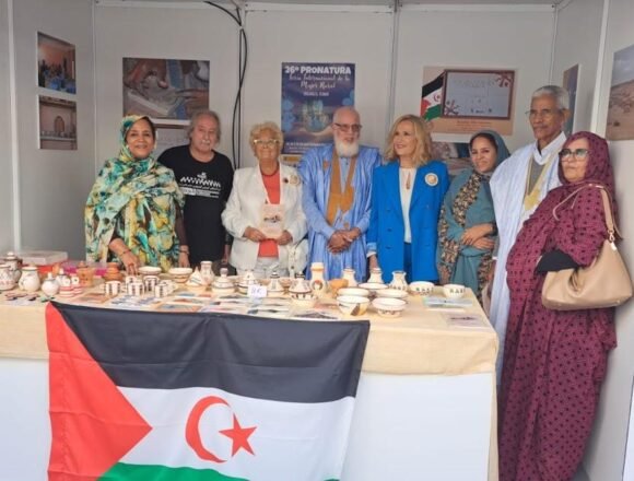 JuanaBorregoenelstandconJadiyetuAbdalaheyJavier Segovia con el Sáhara: Participación de la mujer artesana saharaui en la Feria Internacional de la Mujer Rural