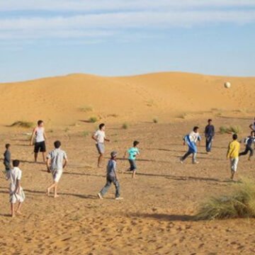 Ninos-saharauis-juegan-balon-desierto_1329177789_95265281_667x375 Ola de solidaridad por los niños saharauis en Zalamea – huelvainformacion