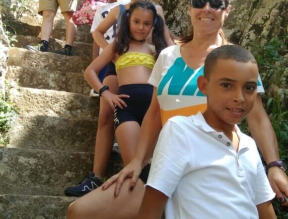 Pablo Bianchi: «Sidi, el niño saharaui que ahora se recupera de la explosión de una bomba de racimo está fuera de peligro y su última familia de acogida está en contacto con él y su familia»