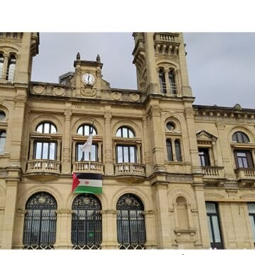 Bandera del Sahara en la fachada del Ayuntamiento de Donostia en recuerdo del 46 aniversario de la proclamación de la RASD