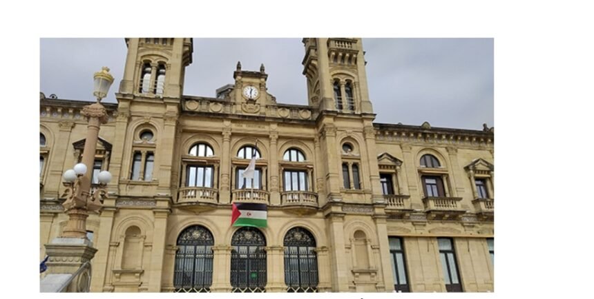 Bandera del Sahara en la fachada del Ayuntamiento de Donostia en recuerdo del 46 aniversario de la proclamación de la RASD