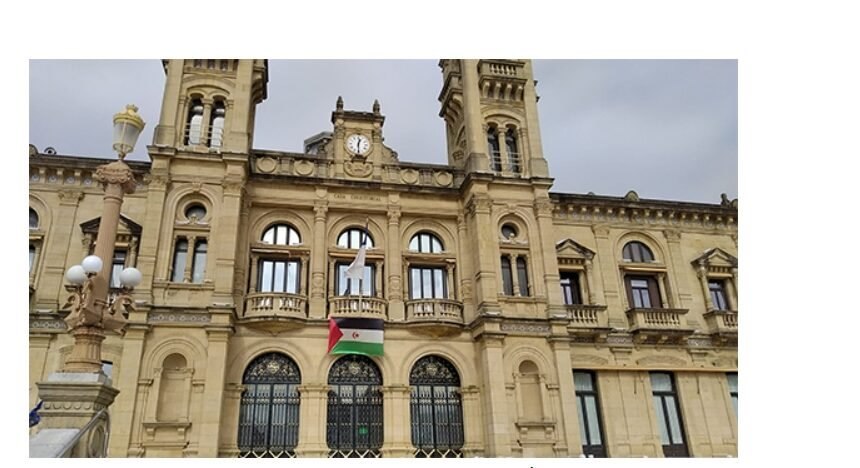 Bandera del Sahara en la fachada del Ayuntamiento de Donostia en recuerdo del 46 aniversario de la proclamación de la RASD