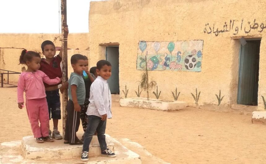 Murales de colores para acabar con grietas y goteras en los colegios saharauis | BURGOSconecta