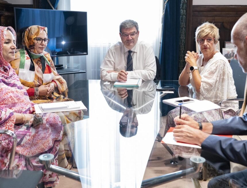 Web del Ayuntamiento de Bilbao | EL ALCALDE DE BILBAO RECIBE A LA NUEVA DELEGADA SAHARAUI EN EUSKADI, JADIYETU El MOHTAR