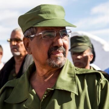 ¿Qué significación tiene el traje militar verde olivo y su gorro del Mártir Mohamed Abdelaziz?