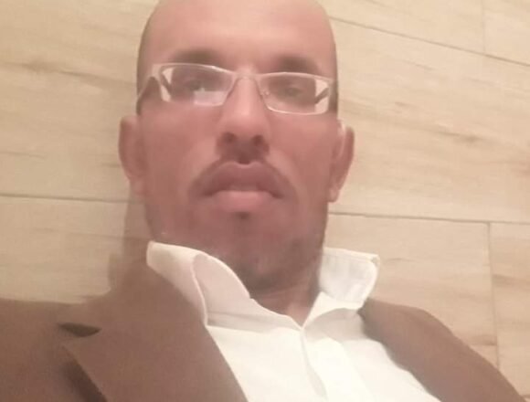 La policía de ocupación marroquí en la ciudad ocupada de La Playa cercana a El Aaiun arresta al activista en medios de comunicación Yahdih Al-Sabi – Algaragarat ES