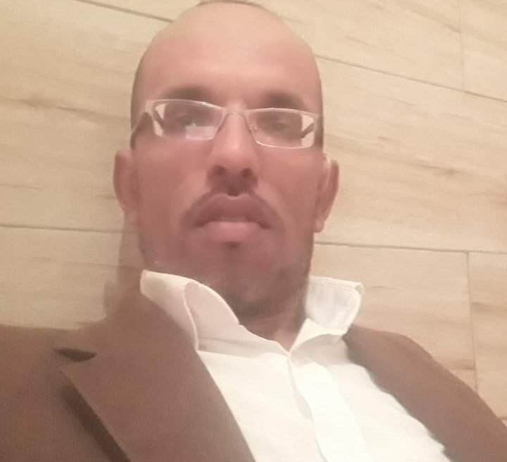 La policía de ocupación marroquí en la ciudad ocupada de La Playa cercana a El Aaiun arresta al activista en medios de comunicación Yahdih Al-Sabi – Algaragarat ES