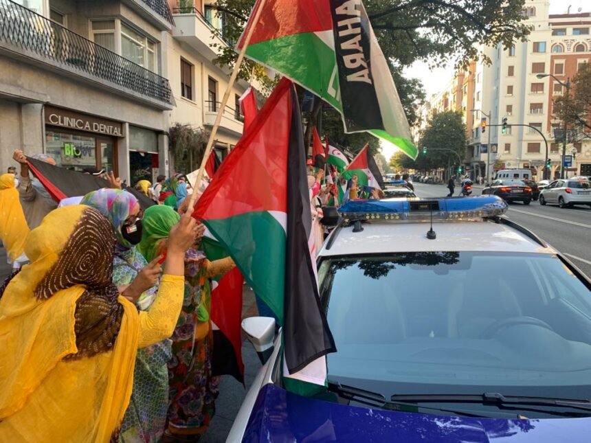 Decenas de saharauis se manifiestan frente al consulado de Marruecos en Bilbao para denunciar la situación en la que se encuentra Sulatana Jaya