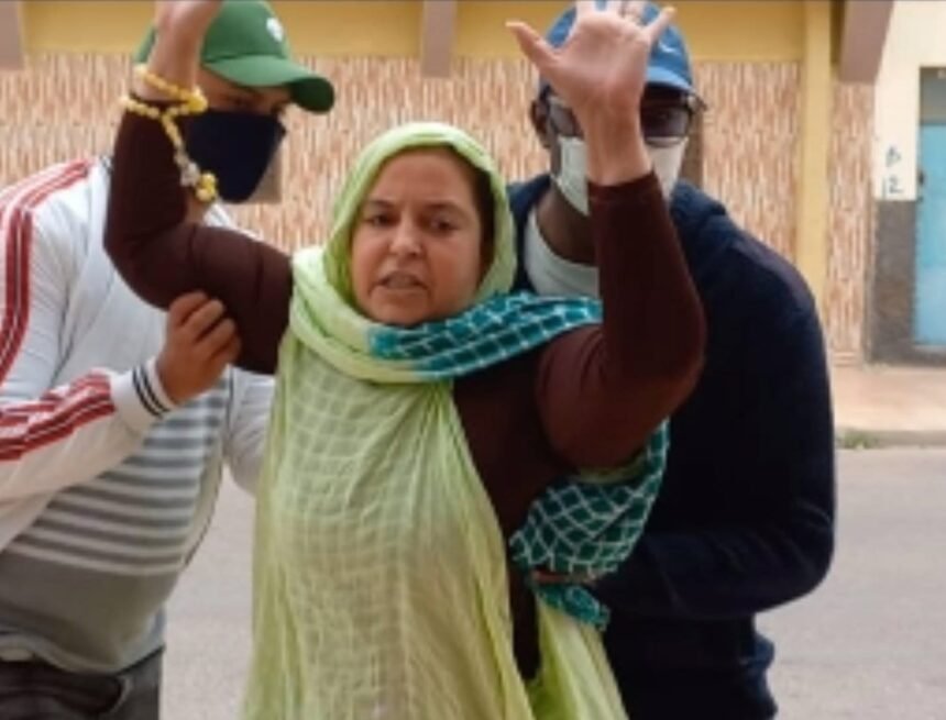 Policías marroquíes propinan una bestial paliza a la activista saharaui Sultana Jaya