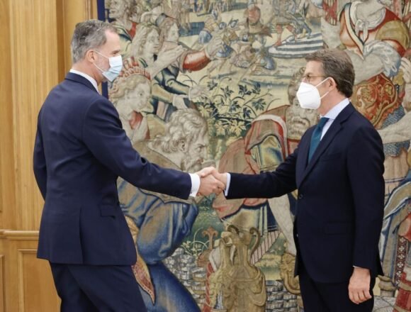 Feijóo transmite a Felipe VI su perplejidad por el cambio del Gobierno sobre el Sáhara