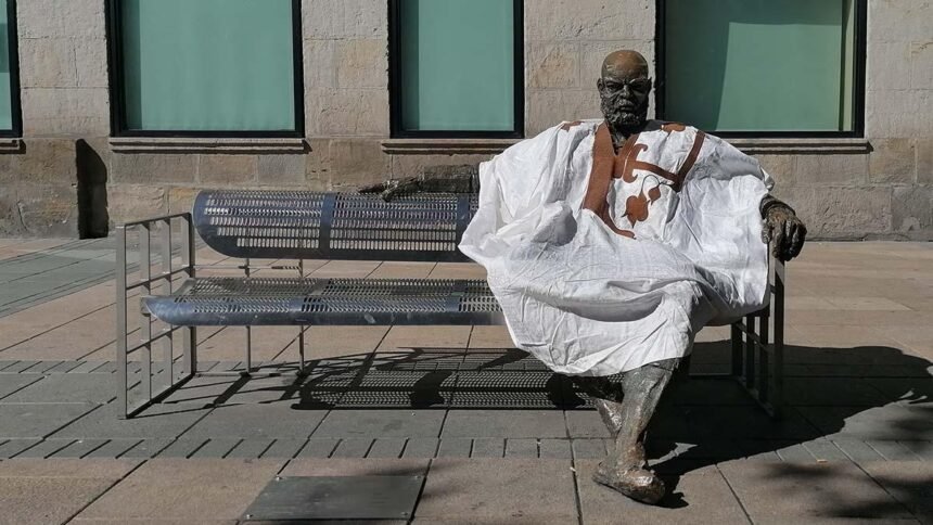«El Caminante» y «El Minotauro» se visten con ropas africanas para el Festival Vasco de Cines Africanos, Afrikaldia • GasteizBerri.com