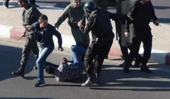Brutal intervención de la policía marroquí contra la población saharaui, más de 30 heridos – Vídeos