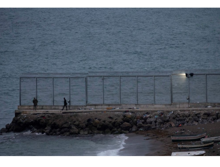 Tras la declaración de Borrell sobre el Sáhara Occidental, Ceuta ha vivido una de las noches de mayor presión migratoria de este verano, ya que los intentos de entrada ilegal se han producido tanto por tierra como por mar