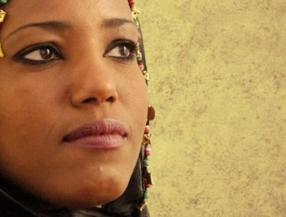 aziza-brahim Sahara Occidental : carta abierta de EUCOCO a Jack Lang sobre la censura de Aziza Brahim en el IMA – El correo diplomático saharaui