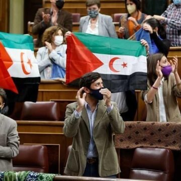 Diputados y senadores españoles sacan la bandera saharaui en protesta por la nociva postura de Pedro Sánchez en el Sáhara Occidental | Sahara Press Service