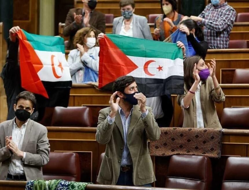 Diputados y senadores españoles sacan la bandera saharaui en protesta por la nociva postura de Pedro Sánchez en el Sáhara Occidental | Sahara Press Service