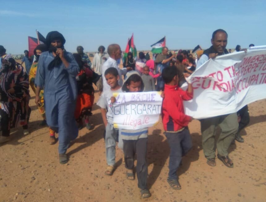 Ciudadanos del municipio del Sahara Occidental liberado de Bir Lehlu organizan una manifestación pacífica frente a la sede de la misión de la MINURSO | Sahara Press Service